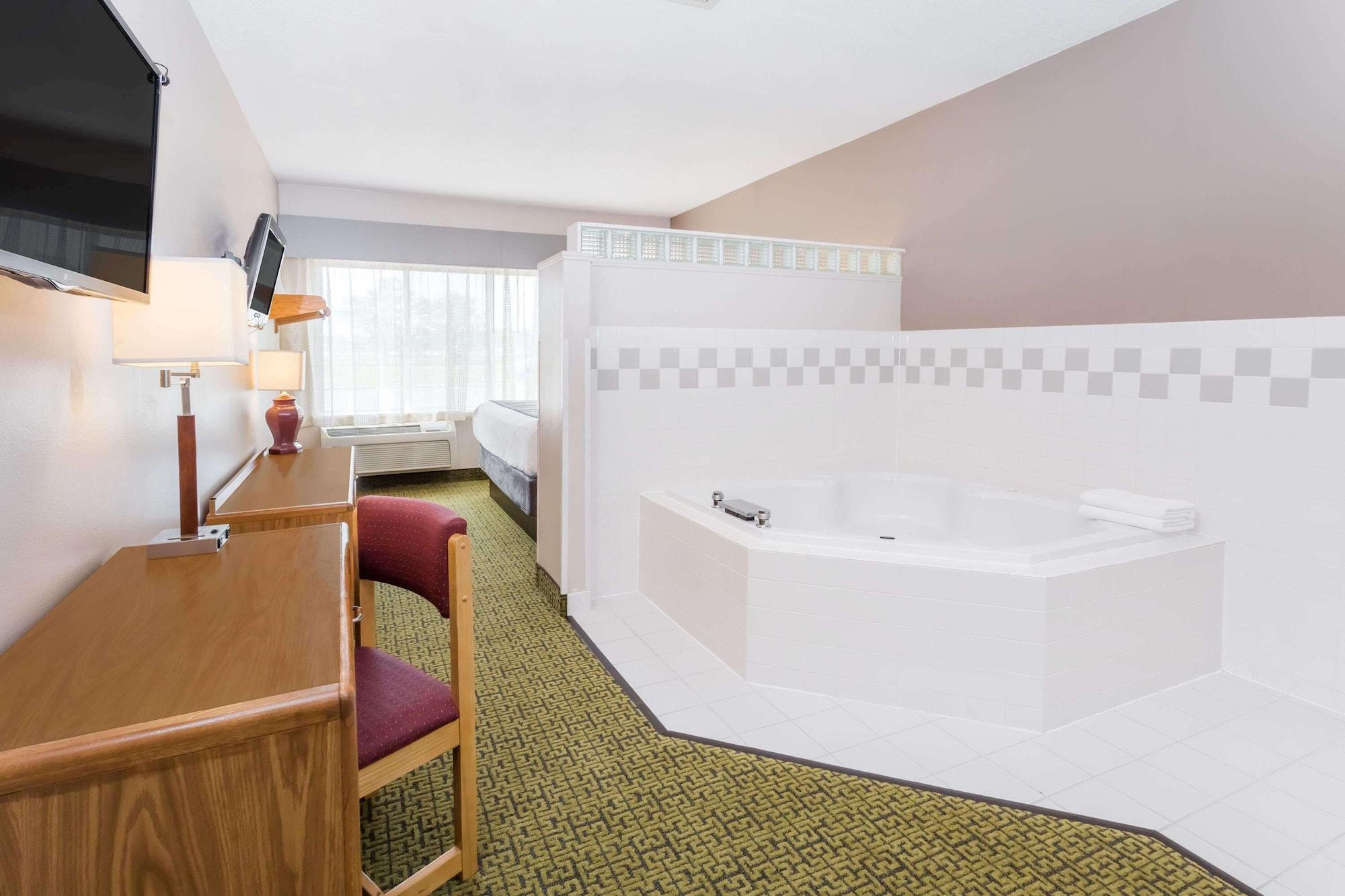 Days Inn & Suites By Wyndham Madison Dış mekan fotoğraf