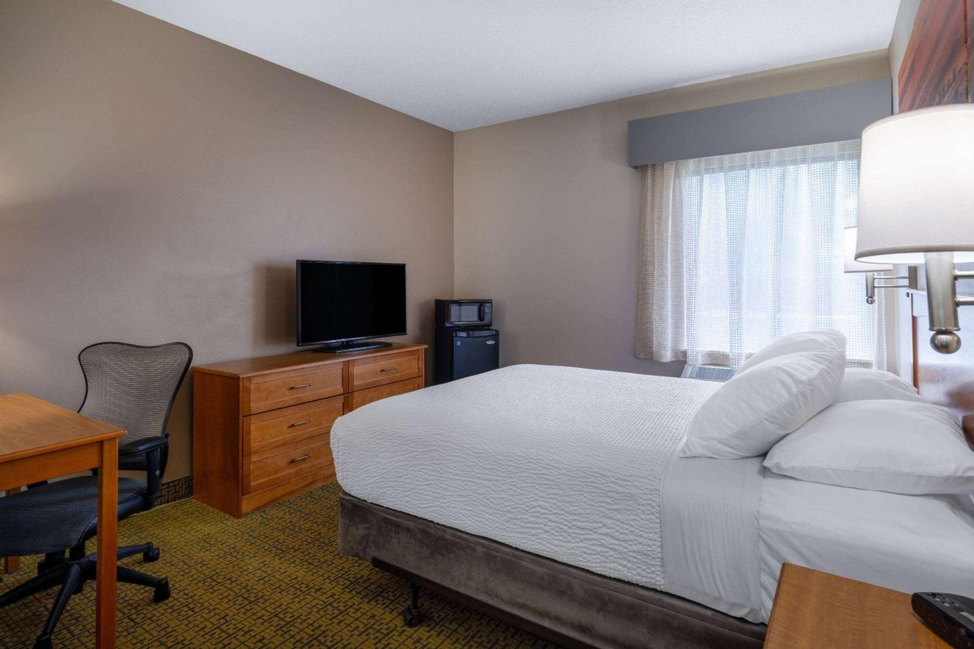 Days Inn & Suites By Wyndham Madison Dış mekan fotoğraf