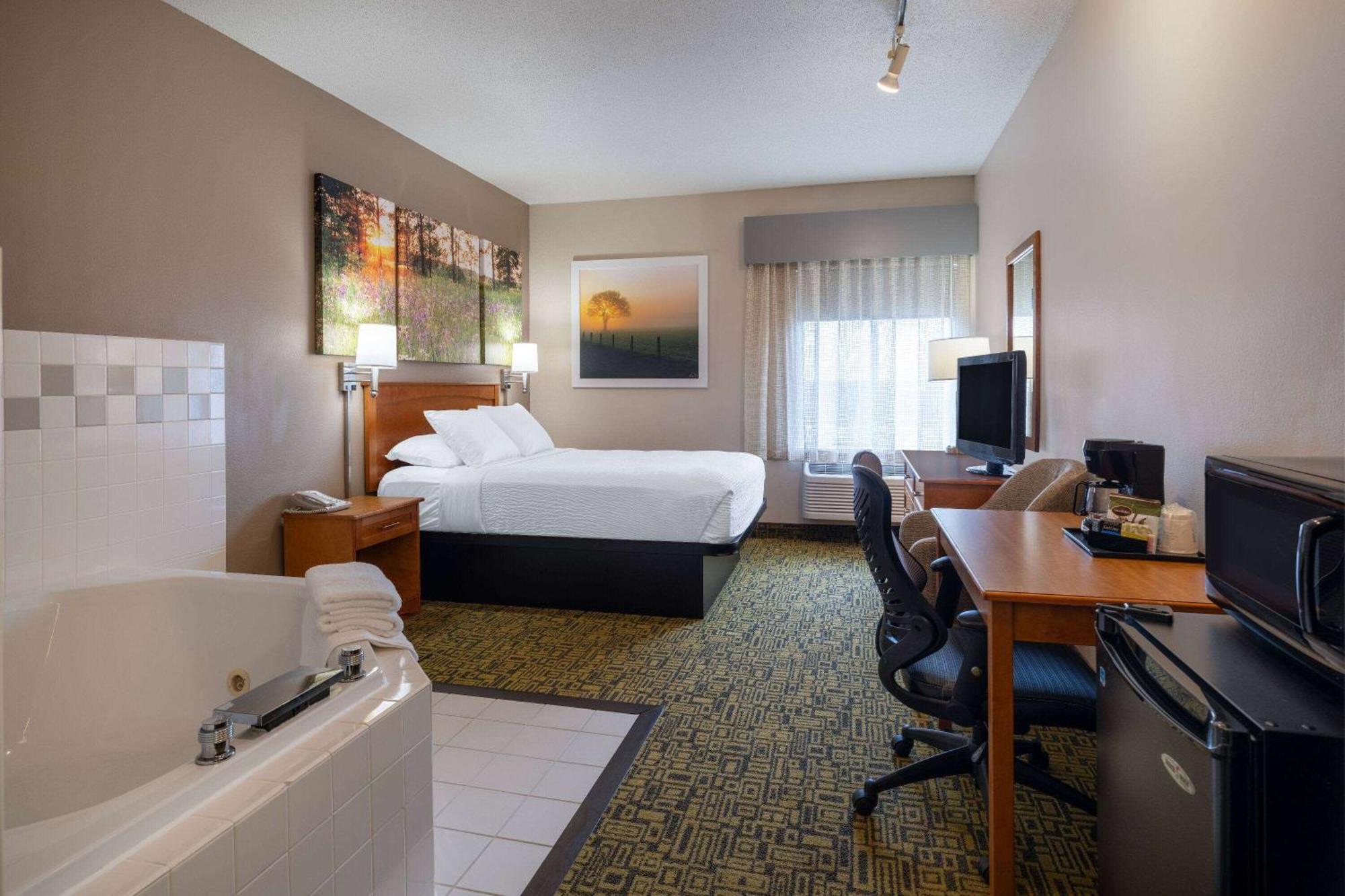 Days Inn & Suites By Wyndham Madison Dış mekan fotoğraf