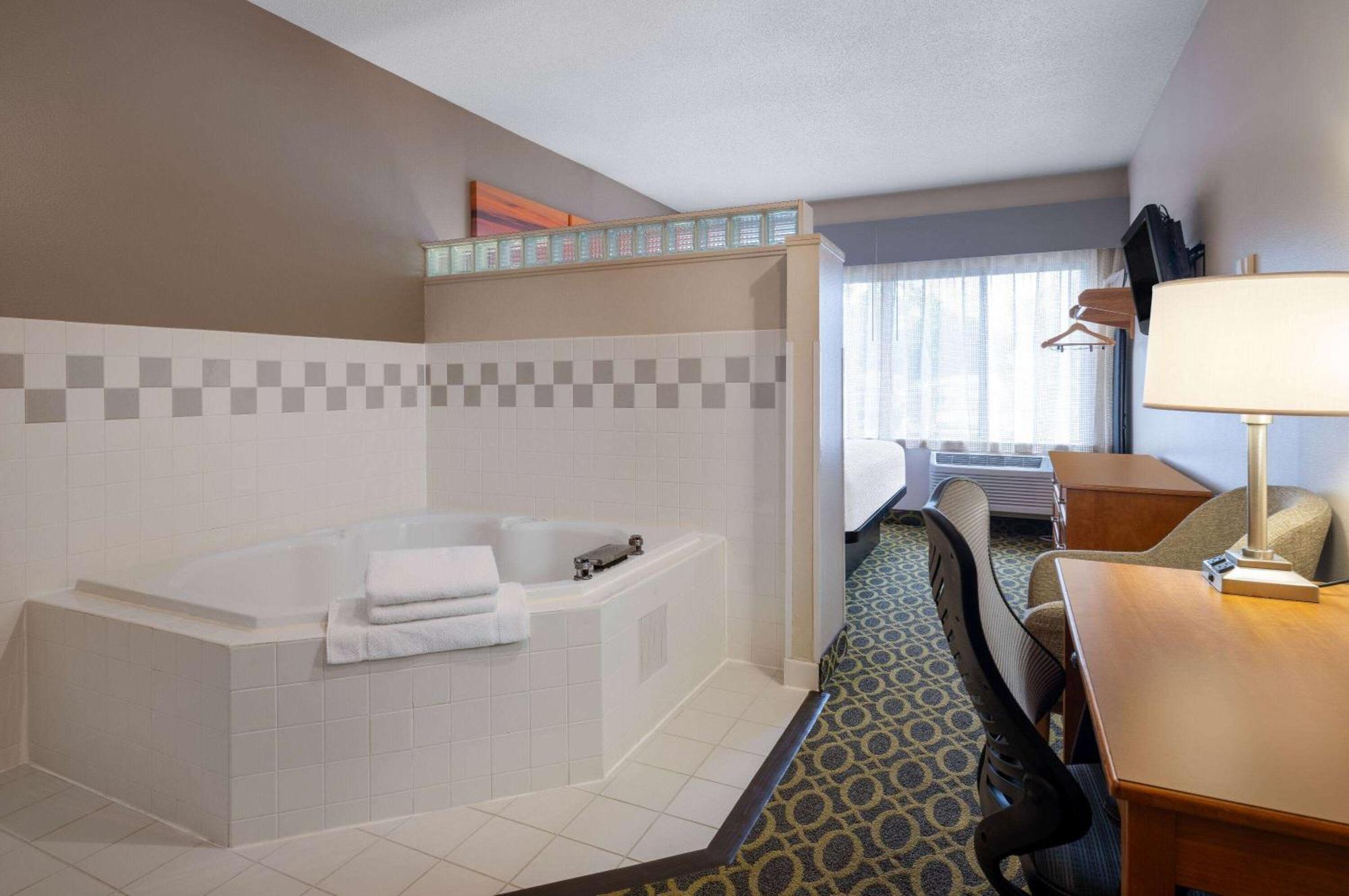 Days Inn & Suites By Wyndham Madison Dış mekan fotoğraf