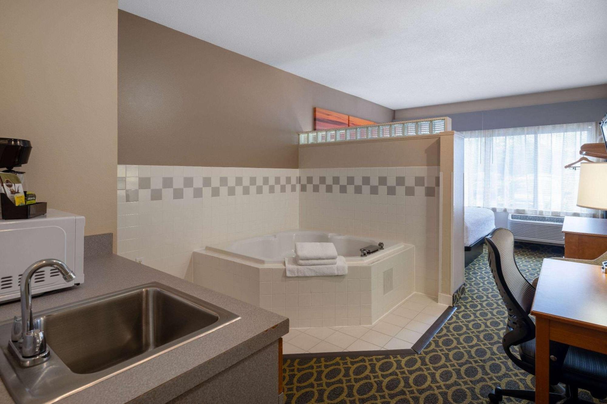Days Inn & Suites By Wyndham Madison Dış mekan fotoğraf