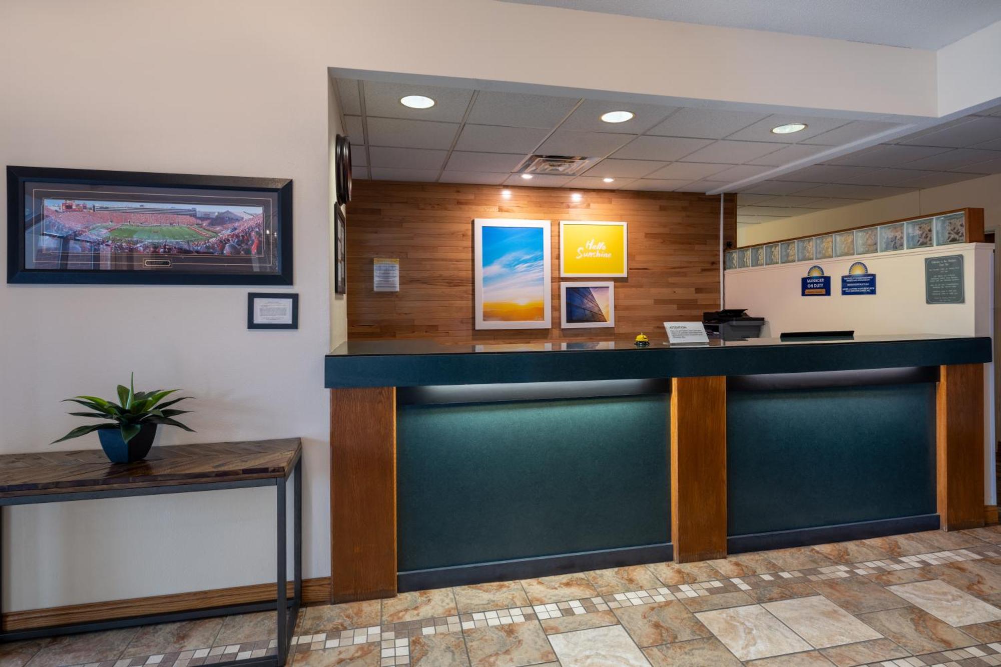 Days Inn & Suites By Wyndham Madison Dış mekan fotoğraf